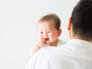 子供をあやすパパ