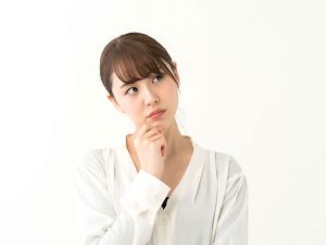 考える女性